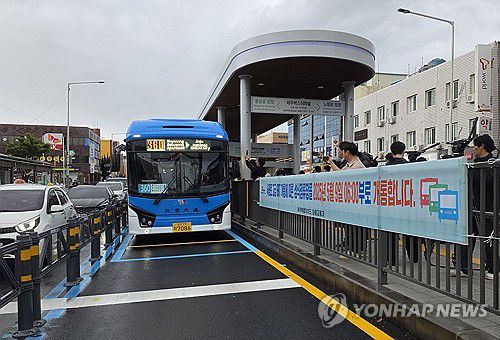 제주 '섬식정류장' 정식 개통(제주=연합뉴스) 전지혜 기자 = 제주도가 국내 최초로 '섬식정류장'을 도입한 '제주형 간선급행버스체계(BRT) 고급화사업' 서광로 구간이 9일 본격 개통됐다.     사진은 이날 오전 제주버스터미널 앞 섬식정류장의 모습. 2025.5.9 atoz@yna.co.kr