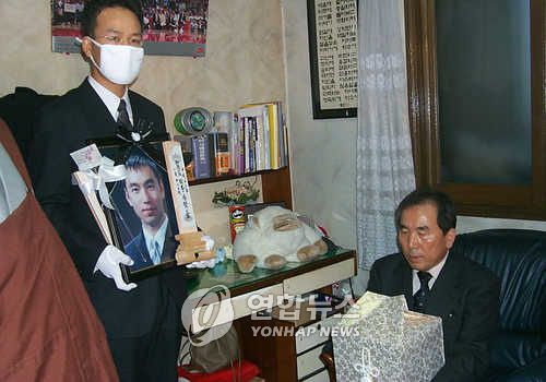 2001년 부산에 있는 자신의 방에 도착한 이수현씨 유해[연합뉴스 자료사진]