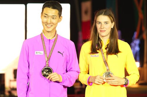 왓 그래비티 챌린지에서 우승한 우상혁(서울=연합뉴스) 우상혁(왼쪽)이 10일(한국시간) 카타르 도하 카타라 원형극장에서 열린 왓 그래비티 챌린지 남자 높이뛰기 대회에서 우승한 뒤, 여자부 1위 마후치크와 기념 촬영하고 있다. [용인시청 육상팀 제공. 재판매 및 DB금지]