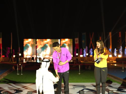 우상혁, 왓 그래비티 챌린지 우승(서울=연합뉴스) 우상혁(가운데)이 10일(한국시간) 카타르 도하 카타라 원형극장에서 열린 왓 그래비티 챌린지 남자 높이뛰기 대회에서 우승한 뒤, 시상식에서 메달을 걸고 있다. [용인시청 육상팀 제공. 재판매 및 DB금지]