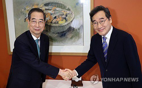 악수하는 한덕수 예비후보와 이낙연 전 총리    (서울=연합뉴스) 이정훈 기자 = 6일 서울 중구 컨퍼런스하우스달개비에서 무소속 한덕수 대선 예비후보와 이낙연 전 국무총리가 오찬 회동을 하기 전 악수하고 있다. 2025.5.6 [공동취재]     uwg806@yna.co.kr (끝)