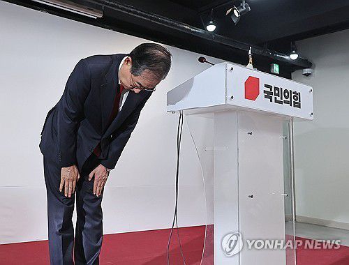 인사하는 한덕수 후보    (서울=연합뉴스) 류영석 기자 = 한덕수 대선 예비후보가 10일 서울 여의도 국민의힘 중앙당사에서 긴급 기자회견에 참석하며 인사하고 있다. 2025.5.10     ondol@yna.co.kr (끝)