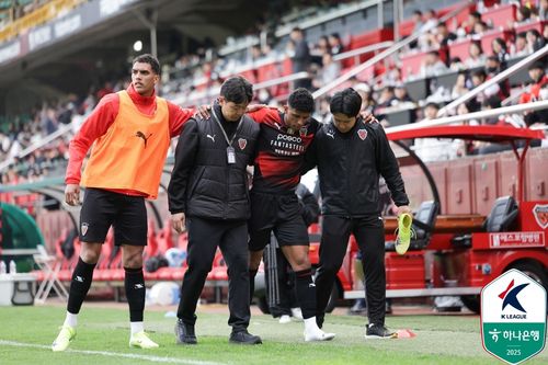 부축받으며 그라운드 빠져나오는 오베르단[한국프로축구연맹 제공. 재판매 및 DB 금지]