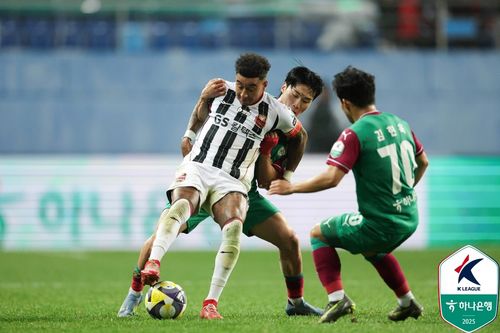 서울 린가드와 대전 선수들의 경합[한국프로축구연맹 제공. 재판매 및 DB 금지]