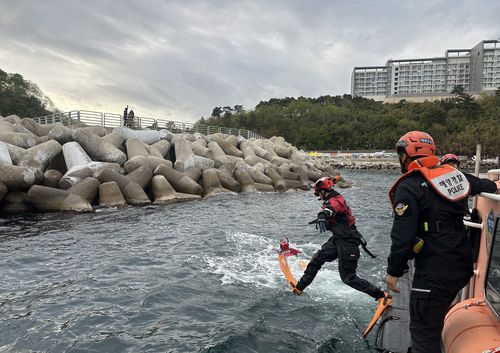 방파제 추락자 구조 나선 해경[속초해경 제공. 재판매 및 DB 금지]