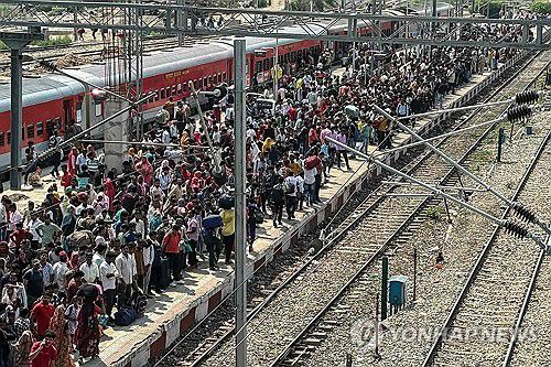 피난가는 시민들10일 인도 잠무의 기차역에서 피난민들이 기차를 기다리고 있다. [AFP 연합뉴스 자료사진. 재판매 및 DB 금지]