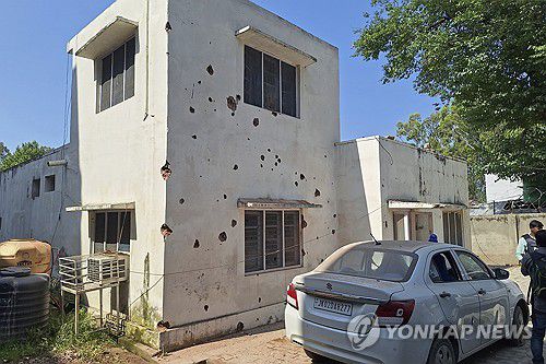 파키스탄군 공격으로 파손된 인도 건물[AP 연합뉴스 자료사진. 재배포 및 판매 금지]