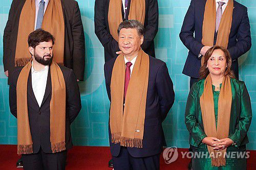 2024년 11월 APEC 정상회의에서 나란히 선 칠레(왼쪽부터)·중국·페루 정상[EPA 연합뉴스 자료사진. 재판매 및 DB 금지]