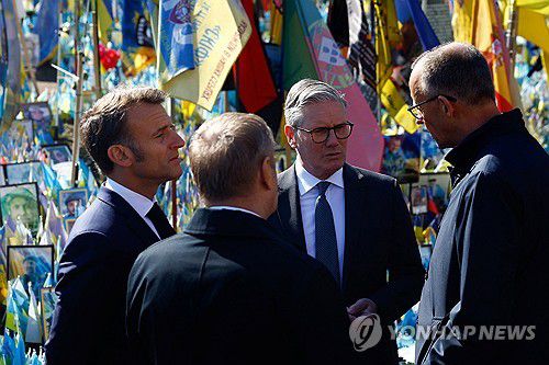 키이우 방문한 유럽 정상들(키이우 로이터=연합뉴스) 에마뉘엘 마크롱 프랑스 대통령(왼쪽부터)과 도날트 투스크 폴란드 총리, 키어 스타머 영국 총리, 프리드리히 메르츠 독일 총리가 10일(현지시간) 우크라이나 키이우에서 전몰자 추모 행사 도중 대화하고 있다.