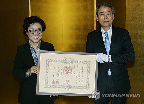 신윤찬 명예회장 '욱일쌍광장' 수여(부산=연합뉴스) 박성제 기자 = 지난해 12월 20일 고 이수현씨의 모친인 신윤찬 LSH 아시아장학회 명예회장이 쿠리타 신이치 수석영사로부터 일본 정부의 훈장인 '욱일쌍광장'을 받은 뒤 기념사진을 찍고 있다. 2024.12.20 psj19@yna.co.kr