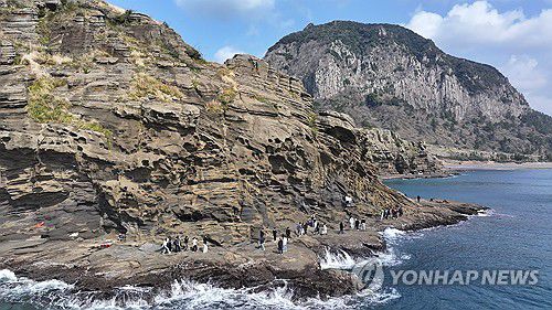 용머리해안 탐방로(서귀포=연합뉴스) 박지호 기자 = 20일 오전 제주 서귀포시 안덕면 사계리 용머리해안을 찾은 관광객이 절경을 감상하며 산책하고 있다. 2025.3.20 jihopark@yna.co.kr