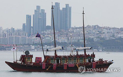 '평화의 사절' 조선통신사선 출항(부산=연합뉴스) 강선배 기자 = 28일 오전 부산 남구 용호별빛공원에서 조선통신사선이 일본을 향해 출항하고 있다. 한일 국교 정상화 60주년을 맞는 올해 처음으로 일본 오사카까지 항해한다. 2025.4.28 sbkang@yna.co.kr