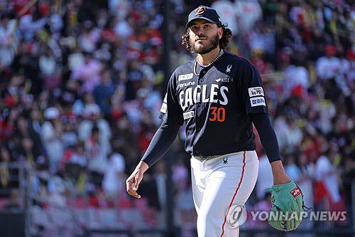 마운드서 내려오는 폰세(광주=연합뉴스) 김혜인 기자 = 4일 광주기아챔피언스필드에서 열린 프로야구 한화 이글스와 KIA 타이거즈의 경기. 7회가 끝나고 한화 선발투수 폰세가 마운드를 내려오고 있다. 2025.5.4 in@yna.co.kr