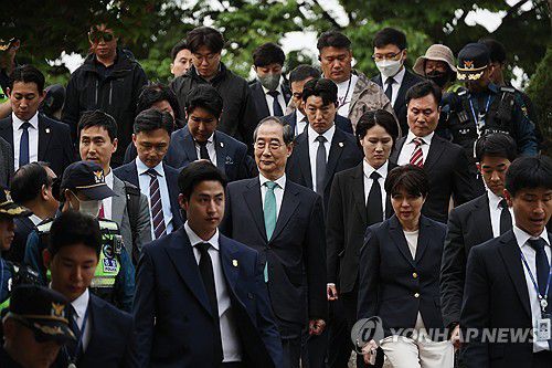 회동 마친 무소속 한덕수 대선 예비후보(서울=연합뉴스) 박동주 기자 = 무소속 한덕수 대선 예비후보가 8일 국민의힘 김문수 대선후보와 후보 단일화 관련 회동을 마치고 서울 국회 사랑재에 위치한 커피숍을 나서고 있다. 2025.5.8 pdj6635@yna.co.kr