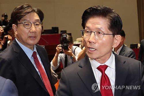 항의하며 퇴장하는 김문수 후보(서울=연합뉴스) 김주성 기자 = 국민의힘 김문수 대선 후보가 9일 서울 여의도 국회에서 열린 의원총회에서 권영세 비상대책위원장이 단일화를 압박하는 발언 뒤 퇴장하자 항의하며 의총장을 나가고 있다. 2025.5.9 utzza@yna.co.kr