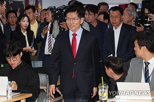 기자회견장 들어서는 김문수 후보(서울=연합뉴스) 김주성 기자 = 국민의힘 김문수 대선 후보가 10일 서울 여의도 캠프 사무실에서 사상 초유의 대선 후보 교체 강행에 대한 입장을 밝히기 위해 긴급 기자회견에 나서고 있다. 2025.5.10 utzza@yna.co.kr