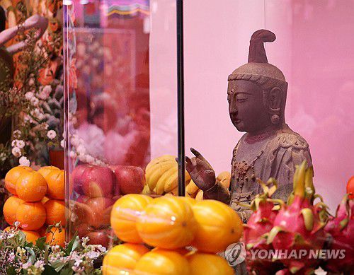 일본으로 떠나는 고려시대 불상(서산=연합뉴스) 김소연 기자 = 10일 충남 서산시 부석사에서 금동관세음보살좌상 일본 반환을 위한 봉송법회가 열리고 있다. 사진은 금동관세음보살좌상의 모습. 2025.5.10 soyun@yna.co.kr