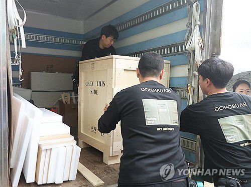 옮겨지는 부석사 불상(서산=연합뉴스) 김소연 기자 = 10일 충남 서산시 부석사에서 금동관세음보살좌상 일본 반환을 위한 봉송법회 뒤 불상이 차량으로 옮겨지고 있다. 2025.5.10 soyun@yna.co.kr