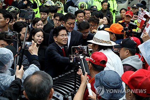 당사 앞 지지자들 만나는 김문수 후보(서울=연합뉴스) 국민의힘 김문수 대선 후보가 10일 서울 여의도 국민의힘 중앙당사 앞 지지자들을 만나 인사하고 있다. 2025.5.10 [김문수 후보 캠프 제공. 재판매 및 DB금지] photo@yna.co.kr