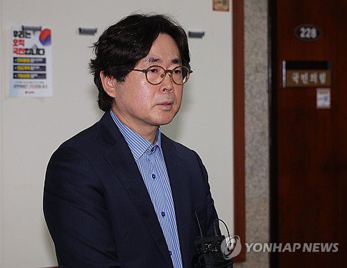 단일화 협상 마친 한덕수 측 윤기찬 대변인(서울=연합뉴스) 류영석 기자 = 한덕수 대선 예비 후보 측 대리인인 윤기찬 정책 대변인이 10일 국회에서 재개된 국민의힘 김문수 대선 후보와 한덕수 후보 간의 단일화 협상이 결렬된 뒤 취재진 질문에 답하고 있다. 2025.5.10 ondol@yna.co.kr