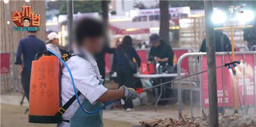지역 축제에서 농약 분무기에 사과주스를 담아 살포하는 더본코리아 직원[디시인사이드 캡처. 재판매 및 DB 금지]