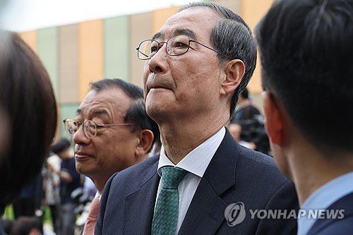 생각에 잠긴 한덕수 대선 예비후보    (서울=연합뉴스) 박동주 기자 = 한덕수 대선 예비후보가 8일 서울 국회 사랑재에 위치한 커피숍에서 국민의힘 김문수 대선후보와 후보 단일화 관련 회동을 마치고 생각에 잠겨 있다. 2025.5.8     pdj6635@yna.co.kr (끝)