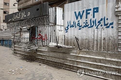 문 닫은 가자시티 빵가게(가자지구 가자시티 EPA=연합뉴스) 2025년 4월 1일 가자시티의 문 닫은 빵가게. (EPA/HAITHAM IMAD) 2025.4.2.