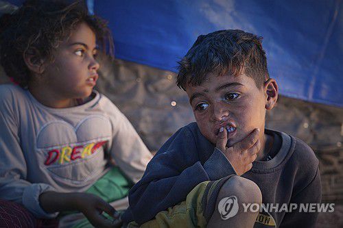 식량 바닥난 가자지구의 남매(가자지구 칸유니스 AP=연합뉴스) 2025년 5월 9일 가자지구 남부 칸유니스의 한 급식소에서 식재료가 바닥나 엄마가 빈손으로 돌아온 후 천막에 앉아 있는 라에드(오른쪽)와 샐리(왼쪽) 남매의 모습. (AP Photo/Abdel Kareem Hana) 2025.5.10.