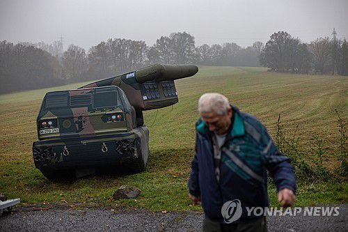 M270 다연장로켓포(MLRS) 디코이(체코 데킨 EPA=연합뉴스) 2024년 11월 11일 체코 데킨에서 방위산업체 인플라테크에 의해 시연된 M270 다연장로켓포(MLRS) 디코이. (EPA/MARTIN DIVISEK) 2025.5.11.