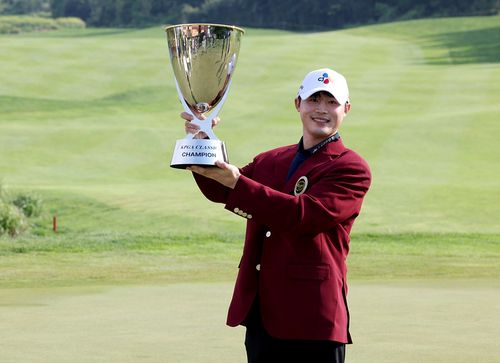 우승 트로피 든 배용준[KPGA 제공. 재판매 및 DB 금지]