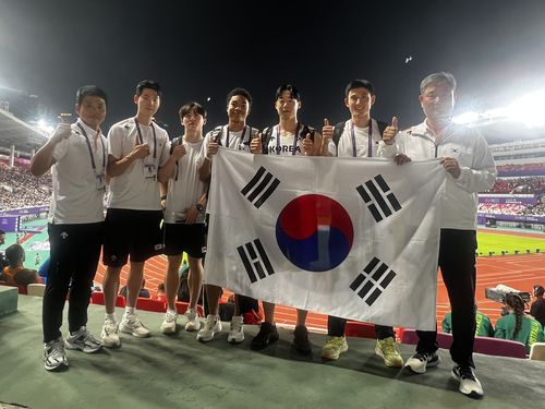 광저우 세계릴레이선수권에 출전한 한국 남자 400ｍ 계주팀왼쪽부터 하경수 코치, 고승환, 서민준, 나마디 조엘진, 이재성, 이준혁, 최인해 대한육상연맹 부회장. [대한육상연맹 제공. 재판매 및 DB금지]