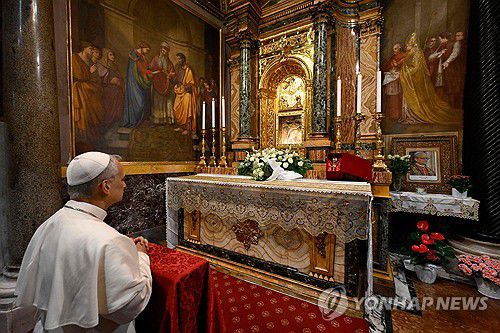 기도하는 레오 14세 교황(로마 AFP=연합뉴스) 레오 14세 교황이 10일(현지시간) 이탈리아 로마 외곽 제나차노에 위치한 '착한 의견의 어머니 성지'를 방문해 성화 앞에서 기도하고 있다. 2025.05.10 photo@yna.co.kr [바티칸 미디어 제공. 재판매 및 DB 금지]