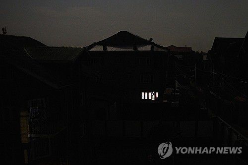 정전으로 어둠에 잠긴 카슈미르(카슈미르 AP=연합뉴스) 10일(현지시간) 인도와 파키스탄 영토분쟁지역인 카슈미르가 정전으로 어둠에 잠긴 모습. 2025.5.10