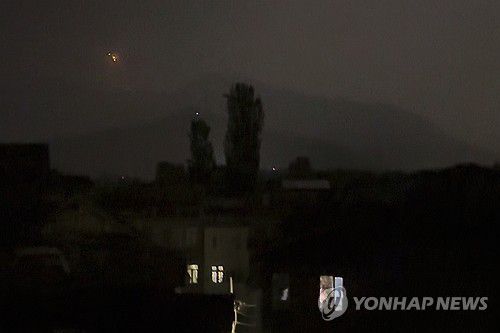 휴전 협정 이후인 10일 카슈미르 밤하늘에 목격된 섬광(카슈미르 AP=연합뉴스) 10일(현지시간) 인도와 파키스탄 영토분쟁지역인 카슈미르 상공에서 섬광이 보이는 모습. 2025.5.10