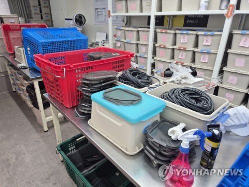 "고무 패킹도 하나씩 검수해요"(서울=연합뉴스) 이승연 기자 = 지난 9일 서울 강남구에 위치한 리턴잇 세척장에서 다회용기 뚜껑에 부착된 고무패킹 검수 작업이 진행되고 있다. 2025.5.11