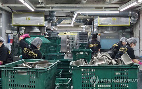 7단계 거치는 다회용기 세척(서울=연합뉴스) 이승연 기자 = 지난 9일 서울 강남구에 위치한 리턴잇 세척장에서 직원들이 회수된 다회용기를 씻고 있다. 2025.5.11
