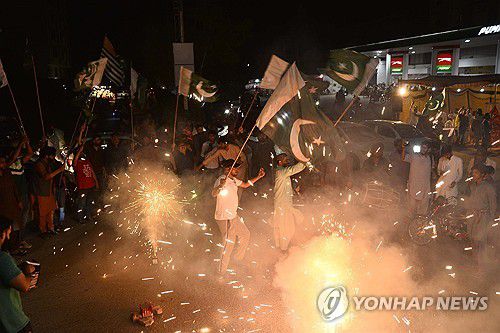휴전 소식에 기뻐하는 파키스탄 시민들10일 파키스탄 하이데라바드에서 인도와 파키스탄 간 휴전 협정 발표가 나오자 시민들이 폭죽을 터트리며 기뻐하고 있다. [EPA 연합뉴스 자료사진. 재판매 및 DB 금지]