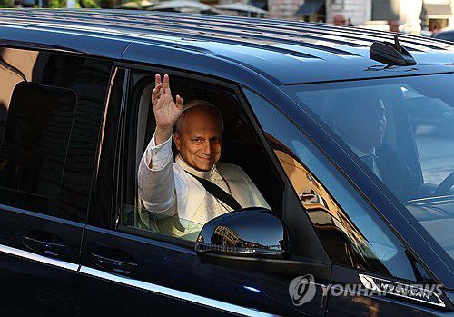 손 흔드는 레오 14세 교황(로마 EPA=연합뉴스) 레오 14세 교황이 10일(현지시간) 전임 프란치스코 교황이 안장된 이탈리아 로마 시내 산타 마리아 마조레 대성전에 도착해 신자들의 환호에 손을 들어 인사하고 있다. 2025.05.10 photo@yna.co.kr