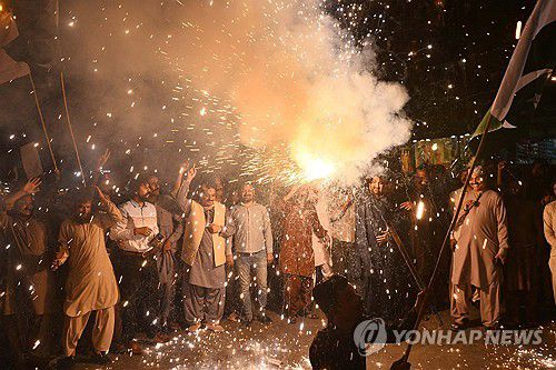 휴전 소식에 기뻐하는 파키스탄 시민들10일 파키스탄 하이데라바드에서 시민들이 인도와 휴전 협정 체결 소식에 폭죽을 터트리며 기뻐하고 있다. [EPA 연합뉴스 자료사진. 재판매 및 DB 금지]