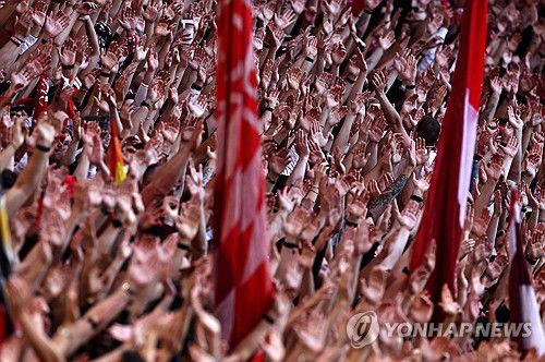 기뻐하는 뮌헨 팬들[EPA=연합뉴스]
