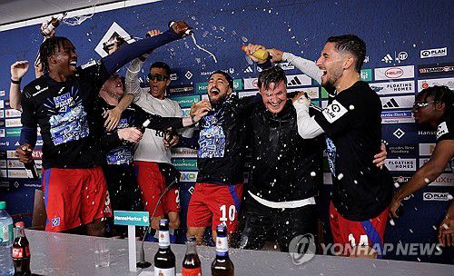 메를린 폴친 감독(오른쪽에서 세 번째)과 우승 세리머니 하는 함부르크 선수들.[EPA=연합뉴스]