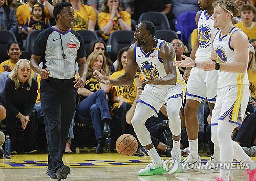 항의하는 드레이먼드 그린[EPA=연합뉴스. 재판매 및 DB 금지]