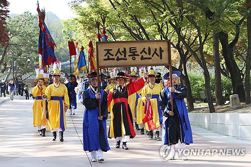 조선통신사 행렬 출발(서울=연합뉴스) 강민지 기자 = 24일 서울 경희궁에서 조선통신사 행렬 재현행사가 열리고 있다. 행사는 한국과 일본 국교 정상화 60주년을 기념해 24일부터 서울과 부산, 일본 도쿄와 오사카 등에서 열린다. 2025.4.24 mjkang@yna.co.kr