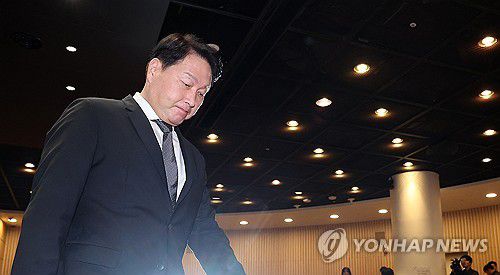 굳은 표정의 최태원 회장[연합뉴스 자료사진]