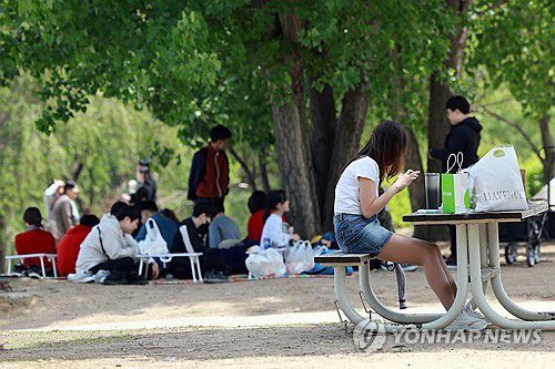가벼운 옷차림으로[연합뉴스 자료사진]