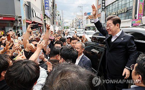 진주 방문 마친 이재명 후보(진주=연합뉴스) 김도훈 기자 = 영남 신라벨트 골목골목 경청투어에 나선 더불어민주당 이재명 대선 후보가 10일 경남 진주시 대안동 차없는 거리를 찾아 유세를 마친 뒤 차에 탑승하며 시민들에게 인사하고 있다. 2025.5.10 [공동취재] superdoo82@yna.co.kr