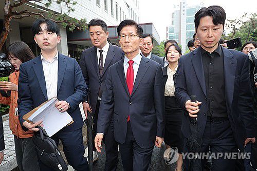 법정 나서는 김문수 후보(서울=연합뉴스) 류영석 기자 = 국민의힘 김문수 대선 후보가 10일 서울 양천구 서울남부지방법원에서 열린 당의 후보 선출 취소 가처분신청 사건 심문 기일에 출석한 뒤 법정을 나서고 있다. 2025.5.10 ondol@yna.co.kr