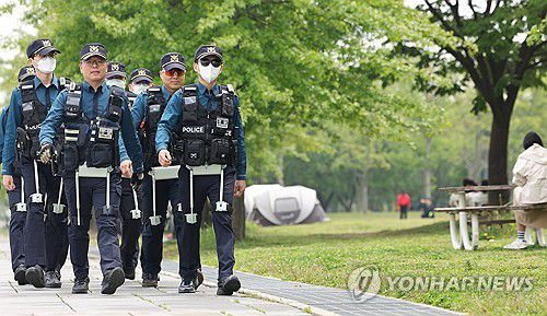 웨어러블 로봇 착용한 경찰(서울=연합뉴스) 이진욱 기자 = 11일 서울 여의도 한강공원에서 서울경찰청 기동대원들이 웨어러블 로봇을 착용하고 순찰 시연을 하고 있다. 웨어러블 로봇 '윔'은 하체근력 보조기능이 있어 체력 부담을 줄여준다. 경찰청은 오는 6월까지 드론, 웨어러블 로봇, 전기자전거 등 첨단장비를 활용한 'K스마트 순찰'을 시범운영한다. 2025.5.11 cityboy@yna.co.kr