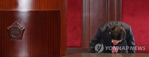 인사하는 김문수 대선 후보(서울=연합뉴스) 박동주 기자 = 국민의힘 김문수 대선 후보가 11일 서울 여의도 국회에서 열린 의원총회에서 인사하고 있다. 2025.5.11 pdj6635@yna.co.kr