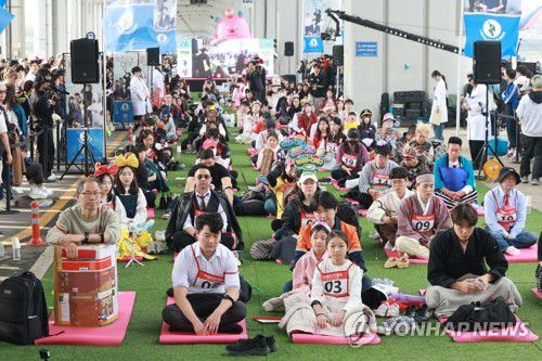 2025 한강 멍때리기 대회(서울=연합뉴스) 신현우 기자 = 11일 서울 서초구 반포한강공원 잠수교에서 열린 2025 한강 멍때리기 대회에서 참가자들이 멍하니 앉아 있다. 2025.5.11 nowwego@yna.co.kr